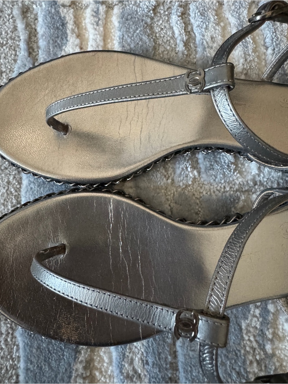 Chanel Metallic Silver Leather T-Strap Thong Sandals - Chain Details & CC Logo - Picture 6 of 8
